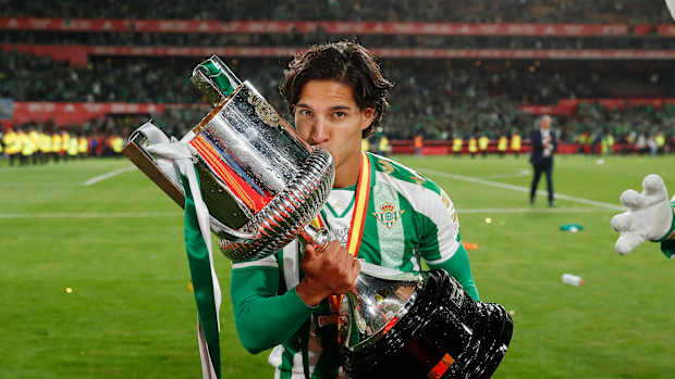Diego Lainez con la Copa del Rey